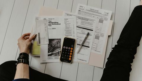 Calculette posée sur des formulaires fiscaux, optimisation fiscale