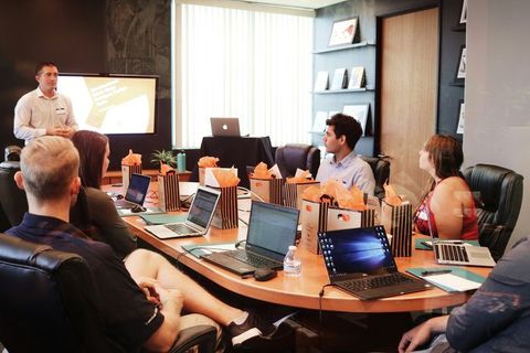 Dirigeant en présentation devant son équipe, réunion stratégique