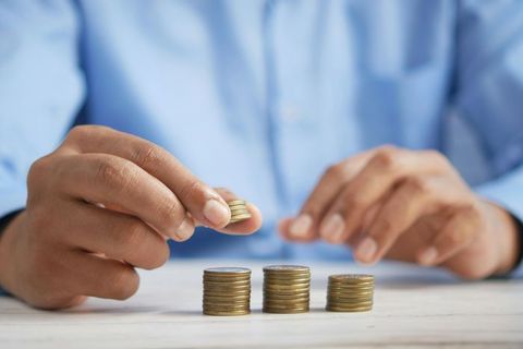 Piles de pièces dorées, épargne et investissement